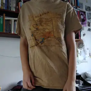 Cool och bekväm t-shirt med karta över Alaska på. Storlek M. Köpt på statsmissionen men jag har iprincip aldrig använt den och den är i gott skick