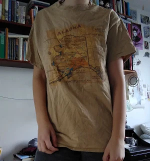 Älska t-shirt  - Cool och bekväm t-shirt med karta över Alaska på. Storlek M. Köpt på statsmissionen men jag har iprincip aldrig använt den och den är i gott skick