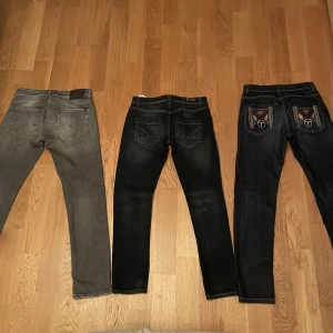 Jeans: allt för 2200kr - Säljer nu jeans i väldigt bra skick!   Gråa Replay jeans, size W30 L30. (Sålda)    Köptes för 1500kr säljer för 500kr.   Mitten jeansen Dondup, size 31 Köpta för 3000kr säljer för 1800kr  Frankie  Morello jeans size 32 Köpta för 1200kr säljer för 600kr  