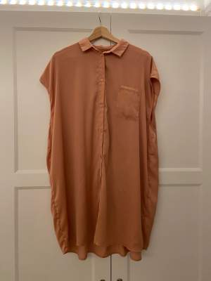 Snygg, oversized skjortklänning från Monki, medium. Gammalrosa.