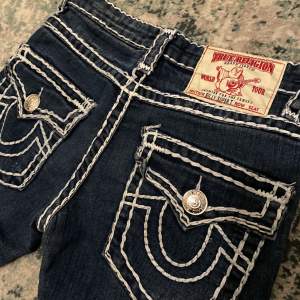 Lågmidjade True Religion Jeans.  Storlek 26/32  motsvara 72 cm I midjan och innebärds längden är 75 cm. Frakt är inkluderat! 