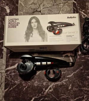 Babyliss Curl Secret 2 - Locktång babyliss curl secret 2. 25 mm lockar och 35 mm lockar mycket hållbara lockar. Använd 2 ggr super fint skick  Nypris:999kr
