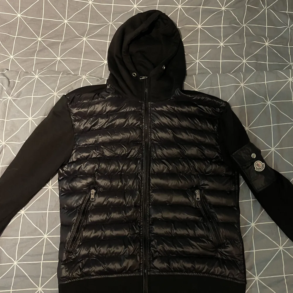 Säljer moncler cardigan storlek L passar M. Jag säljer den för 1600kr skriv till mig i en om ni har några funderingar.. Jackor.