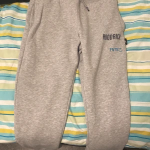 Hoodrich byxor - Gråa hoodrich byxor till salu  Använt de ett par gånger, som ny.