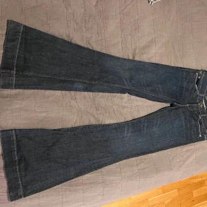 Vintage Amarican Eagle jeans  - Lågmidjade bootcut jeans med as balla fickor