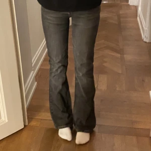 gråa nudie jeans 💕 - Superfina gråa lågmidjade jeans från nudie! Så fina fickor. Säljer då dom blivit för små för mig i midjan. Midjemått 70cm och innerben 78cm💗jag är 163 cm! de är bootcut ~ BUD 270