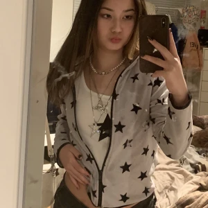 GRÅ/SVART STJÄRN ZIP UP Y2K - Hejhej! Säljer denna såååå snygga zipup tröjan i cybery2k/y2k stil😫 Älskar den o den går att styla så bra men kommer knappt till användning längre😕Storlek xs från HM men säljes inte längre🫶🏼Om flera är intresserade blir det budgivning! 💕