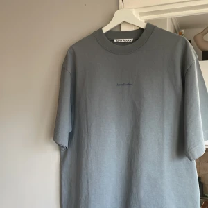 Acne studios tshirt  - Använd bara 1 gång!! Slutsålt färg på hemsidan. Storlek small herr men deras tshirts är mer åt medium/oversize. Superfin!! 🤝