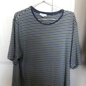 COS tisha - En extremt mjuk och skön tisha från cos. large 