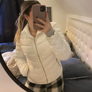 Pufferjacka  - Fin och varm vit pufferjacka från only i storlek S. Frågor eller fler bilder kan tas privat 💗