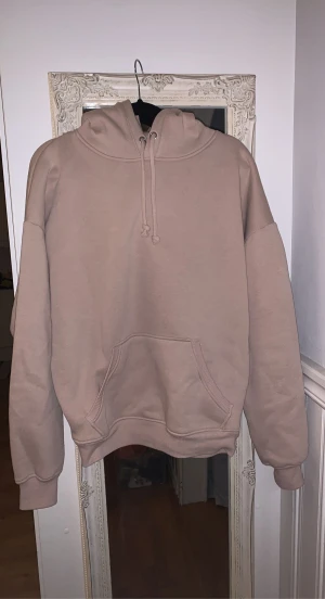 beige Hoodie - En helt basic beige hoodie från bik bok. Original pris är 399kr men jag säljer den för halva priset. Storlek xs. Säljs pågrund av att den inte kommit till användning 💗Hoodien är helt oanvänd och luktar fortfarande ny 😊 pris och frakt kan diskuteras. 