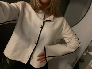 Kofta med guldknappar och kontrastsömmar Massimodutti - Kofta med kontrastsömmar, guldknappar och axelvaddar. Storlek S. Säljer då jag hade velat ha den i mindre storlek