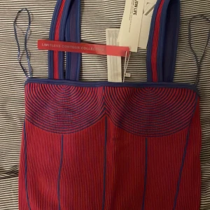 Topp - En aldrig använd topp. Aldrig använd eftersom jag råkade köpa den i fel storlek. Lila och rosa topp från Zara.   Köparen står för frakt.