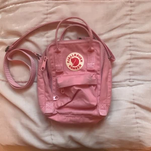 Väska fjällräven  - En så fin rosa fjällrävenväska i modellen sling som tyvärr inte har kommit till så jättemycket användning. Nypris: 800 kr säljer för 450 kr, pris går attdiskutera! Väskan är lite smutsig men inget man tänker på jättemycket💞Köparen betalar frakten☺️