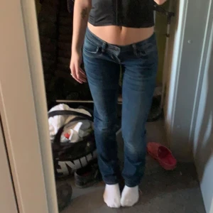 Lågmidjade Jeans  - Använt fåtalet gånger. Är i storlek 24/32! 