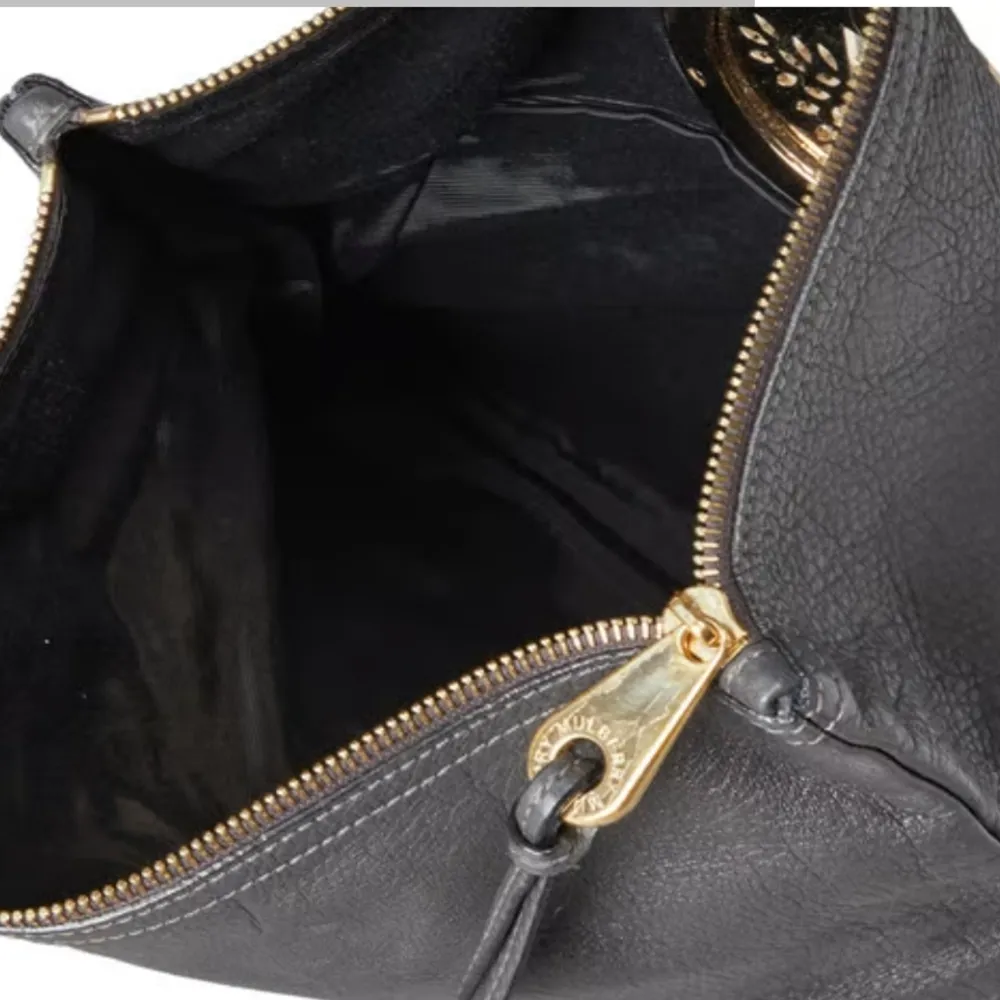 Mulberry leather clutch bag. Inkl axelrem.  Höjd 30 cm Längd 31 cm . Väskor.