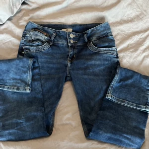 LTB jeans - Jättefina Ltb jeans, ändats två små defekter vid midjan då jag tidigare sytt ditt ett band i midjan men det är borttaget, tryck INTE på köp direkt. Pris går att diskutera💘