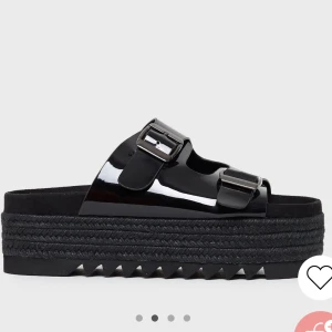 Tofflor Nelly  - Säljer ett par helt OANVÄNDA tofflor från Nelly med söta detaljer! Strl 39🥰 platform sula vilket är så snyggt till kjolar i somar!⭐️ skriv för egna bilder!😊nypris är 500 kr⚡️