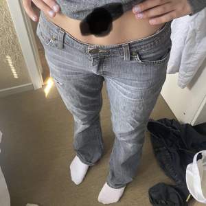 Säljer mina jätte fina grå low Waits botcut jeans står att dem är storlek 42 men passar mig som i vanliga fall har storlek 34 eller 36❤️