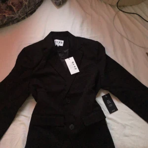 Oversized blazer från NA-KD - En svart oversized blazer från NA-KD har aldrig använts säljer den pågrund av att jag beställde i fel storlek 