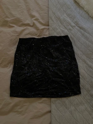 Glittrig kjol från Mango - Så snygg kjol från mango som passar perfekt till nyår eller andra festliga tillfällen! Använd sparsamt. Köparen står för frakt <3