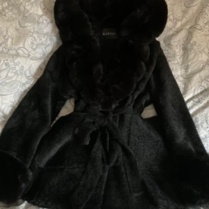 Ny svart pälskappa  - Oanvänd kappa med päls har inte tagit bort prislappen ens.
