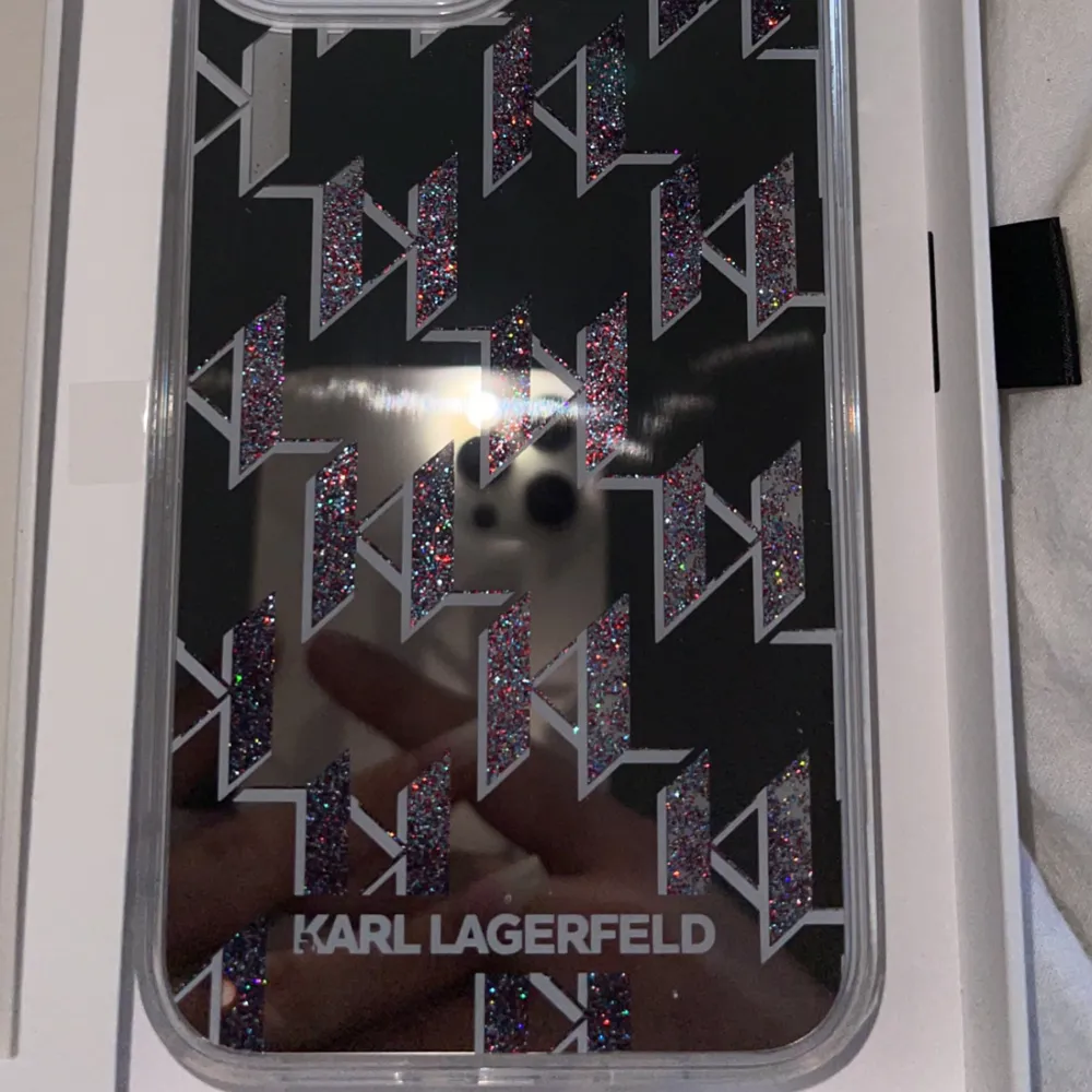 Helt nytt mobilskal från Karl Lagerfeld till iPhone 13 PRO Max. Säljer då jag köpte fel modell. Köpt för 579 kr 🤍. Accessoarer.