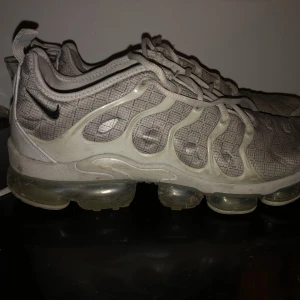 Nike Air Vapormax Plus silver  - Väl använda vapormax som har några fläckar här och där som eventuellt går bort vid tvätt. Säljer dem mycket sköna skorna för att de är för små. Box saknas. Strl 44,5 Nypris : 2200