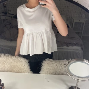 T-shirt  - Supersöt trendig T-shirt från zara💕 