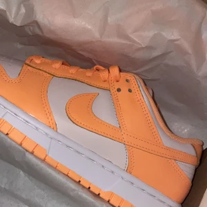 Nike Dunk  - Helt nya dunks, köpta hos JD sport i Field’s i Köpenhamn, säljes med kvitto. Helt nya oanvända, de är inte ens provade. Säljes eftersom eventet jag skulle ha dem till inte blev av.  Möts upp i Malmö eller fraktar. 