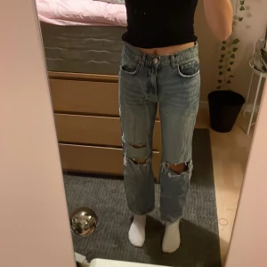 Jeans från Gina tricot💕 - Ett par fina jeans från ginatricot💕 Samfrakta gärna och be gärna om fler bilder💕 Jag är ca 175cm och dem är lite korta på mig💕Betala med swicha och tryck INTE på köp nu tack💕 frakten är 66kr, så det totala priset blir 166kr💕