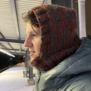 Balaklavas - Hemmastickade balaklavas görs på beställning. Priset kan variera mellan 500-1200kr, beroende på material! Försöker hålla ner priserna så mycket som möjligt. Så om du är intresserad kan du kontakta mig så kan vi komma fram till nåt för oss båda!