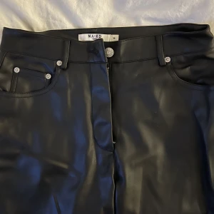Skinnbyxor nakd - Jättefina skinnbyxor från nakd. Säljer då de tyvärr är för korta för mig. Jättefint skick!