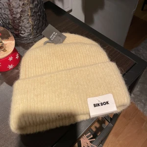 Mössa från Bikbok  - Gul mössa från Bikbok, aldrig använd och lappen är kvar. Nypris 199