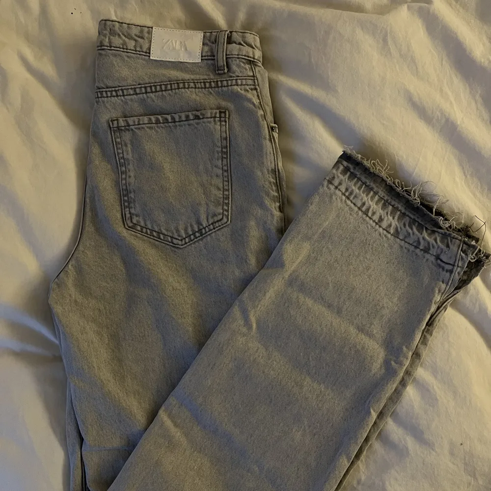 Supersnygga gråa midwaist zara jeans med slits. Jättefint skick. Säljer då de tyvärr är för små för mig.. Jeans & Byxor.