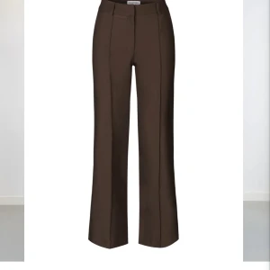 Bruna kostym byxor - Köpte dessa fina kostymbyxor men dock är dom tyvärr för stora, dom är helt nya har bara provat dom.