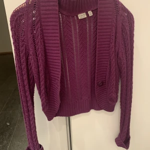 Kofta lila stickad - Lila stickad kofta/boleroliknabde