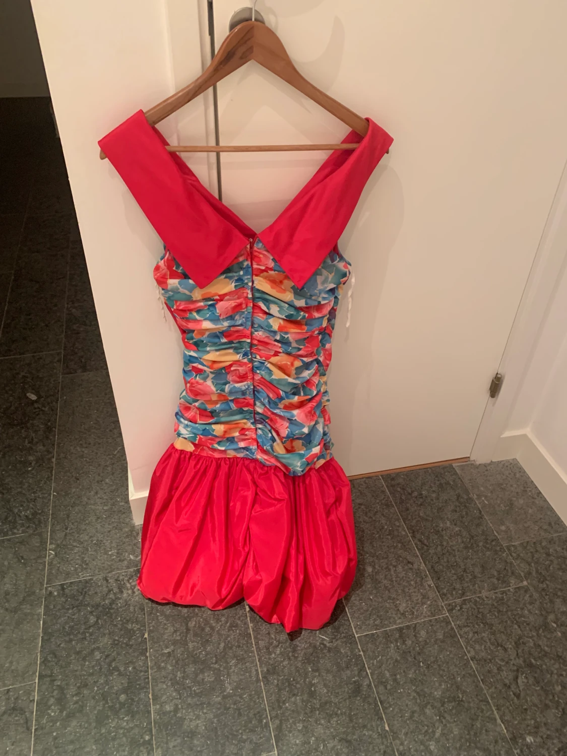 Klänning, ballongmodelk, blommig figursydd