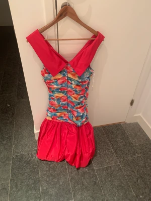 Klänning, ballongmodelk, blommig figursydd - Festlig klänning med ballongmodell,  Rosa och blommig