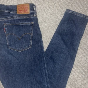 Levis Jeans - 710 super skinny Levis jeans, low waist. Mörkare blå nyans, använda några gånger🌟