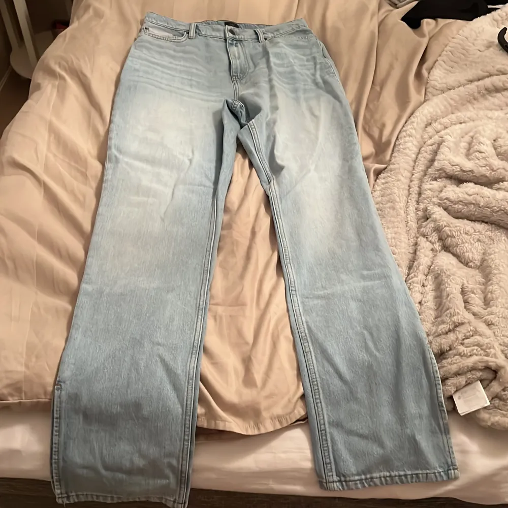 jeans med slits nertill från nelly.com, aldrig använda 😊storleken är 38 men passar också 36. Jeans & Byxor.