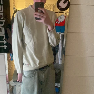 Beige Sweatshirt  - En beige färgad sweatshirt. Passar som en S/M.