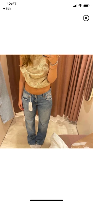 Lågmidjade straight jeans från Gina! - Superfina jeans från Gina Tricot men tyvärr inte riktigt min storlek. Endast använda tre gånger. Köpte byxorna för 500kr.  Obs! Bilderna är tagna från min kompis som köpte likadana!💛