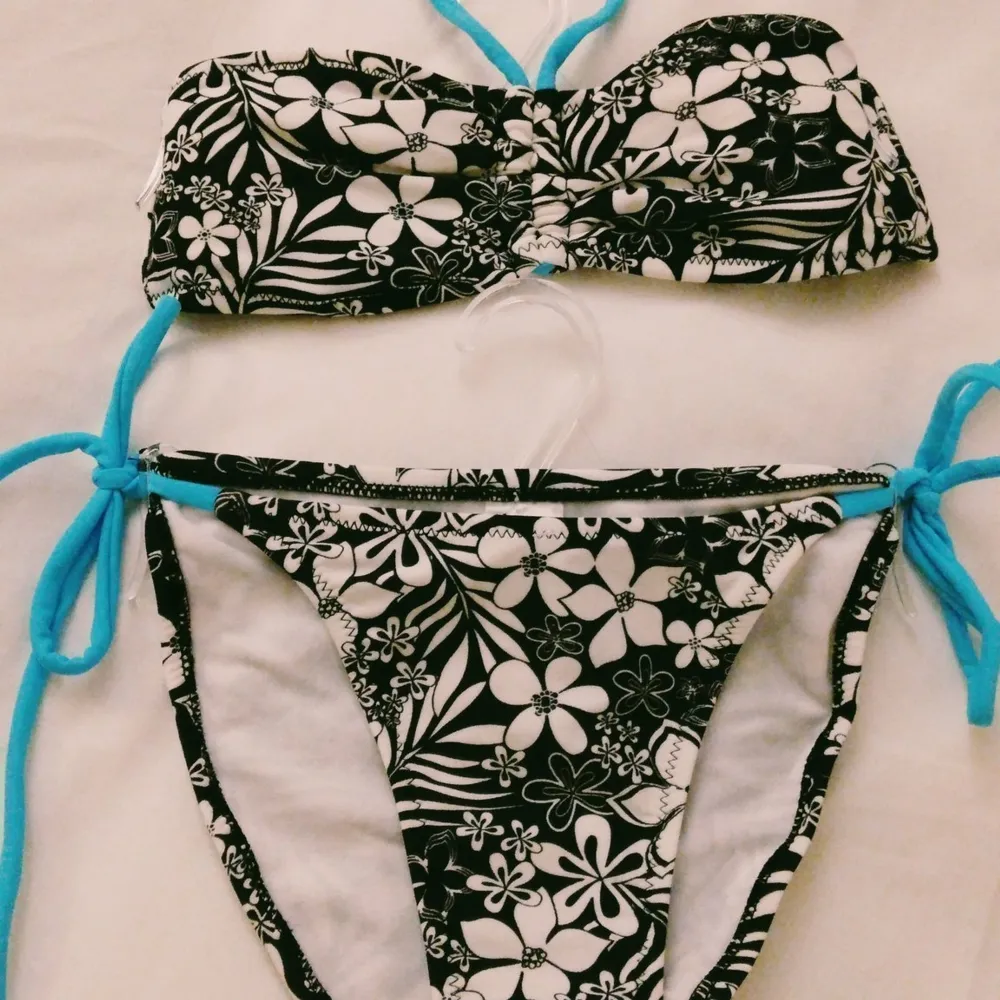 NY & OANVÄND svart vit blommig bikini från Gina Tricot. Retro. Inköpt i butik omkring 90-talet men kom aldrig till användning och förvarats väl sedan dess. Storlek: 34/XS. Felfri.. Övrigt.