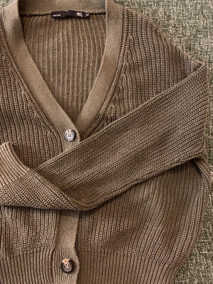 Kofta från Lager 157 - Säljer koftan då jag inte längre använder den. Fint skick och väldigt fin kofta. Färgen är mörkgrön. Säljer för 90kr och den kostar 150 nypris.💚