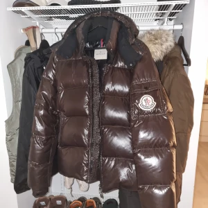 Moncler jacka - Definitivt en av de fräckare moncler jackorna.. Storlek 5 motsvarar L/XL.  Superb skick föurtom att det FATTAS cartoon invändigt av jackan.
