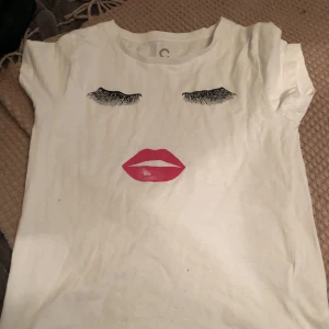 Vit T-shirt  - Vit T-shirt från Cubus. Frakt tillkommer på 40kr!