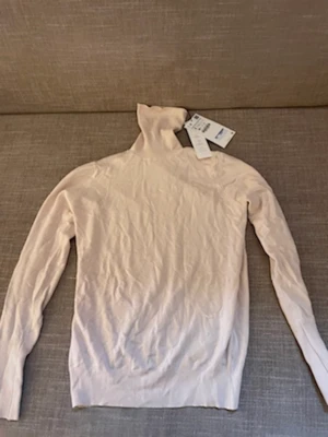 stickad tröja - helt oanvänd finstickad tröja ifrån zara i krämvit färg med fina knappar vid ärmarna och polo. säljer denna för att den inte är min stil och den köptes för mindre än ett år sen för ca 150kr men säljs för 50kr+frakt🤍