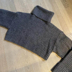 Mörkgrå stickad  - Mörkgrå stickad polotröja från Gina, använd två gånger (nyskick)! Perfekt till vintern, så mysig 🧸🧸🤎