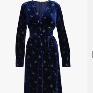 Klänning sammet size small  - Vackert mörkblå klänning i sammet från missguided. Perfekt för nyår 